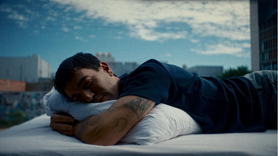 Conociendo Rusia estrena nueva canción “Películas de Acción”