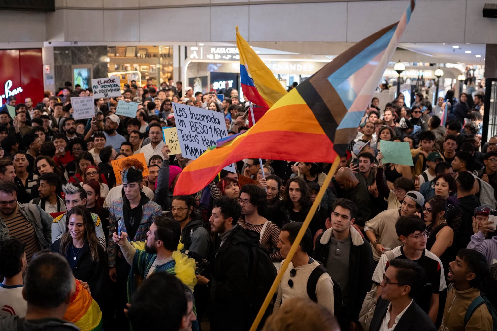 La Noticia Queer de la Semana: Un beso desató una protesta por la igualdad en Bogotá